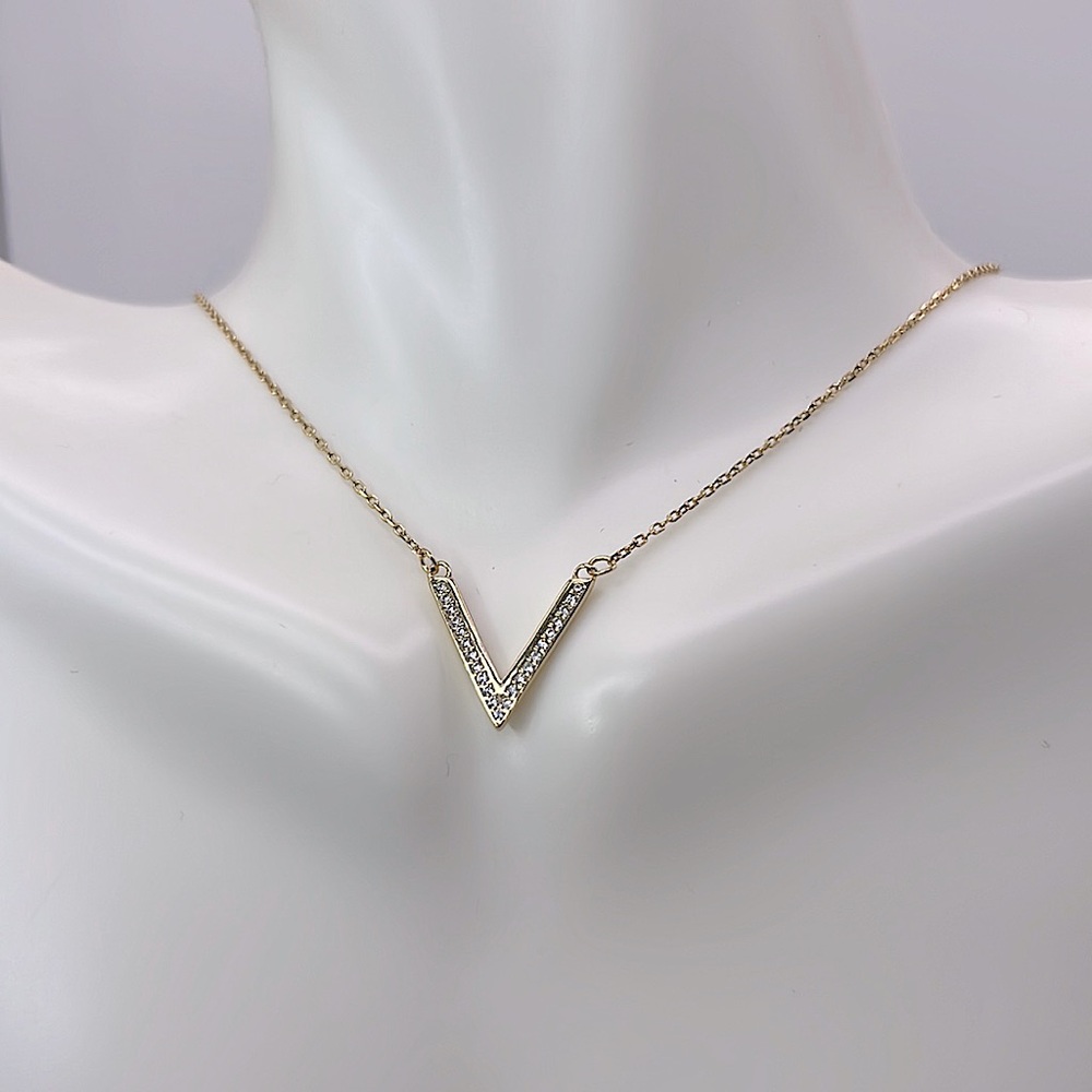 V paved diamond necklace